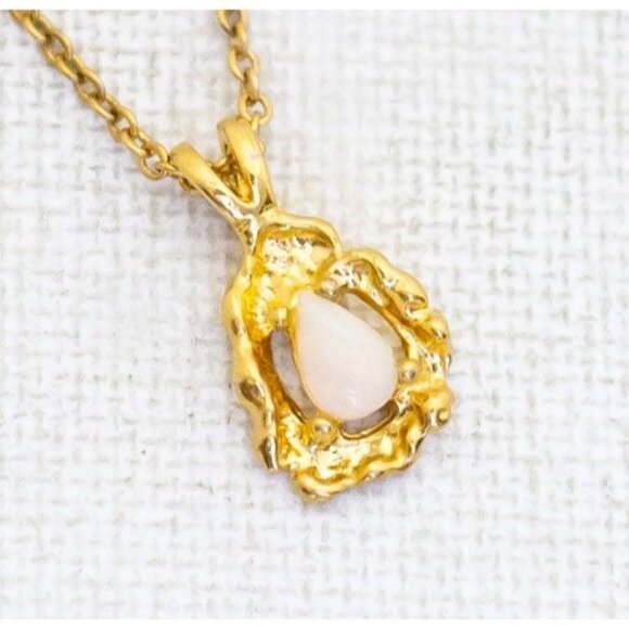 18 inch, Vintage Abstract Pendant Faux Pearl Teardrop Gold Tone Necklace - E1 - Picture 1 of 3